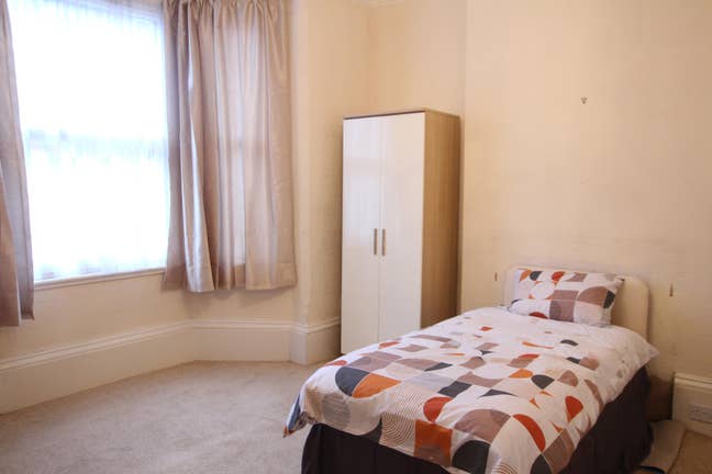 New room favourably located in town centre Main Photo