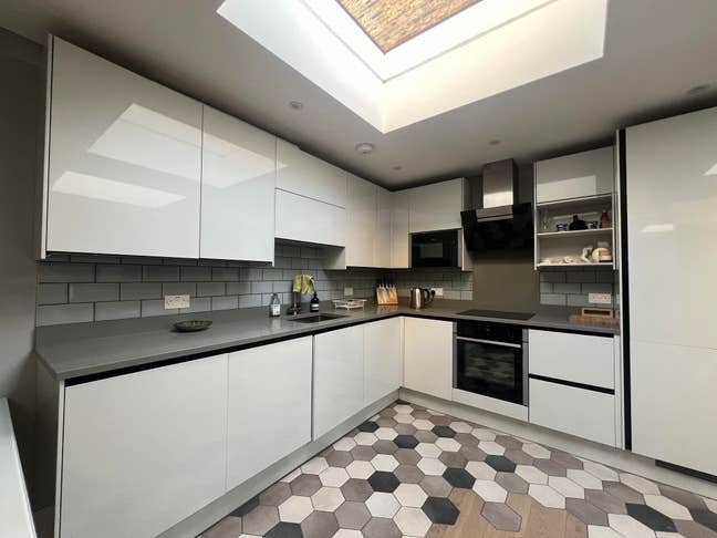 One Bedroom maisonette on Hargwyne street SW9 Main Photo