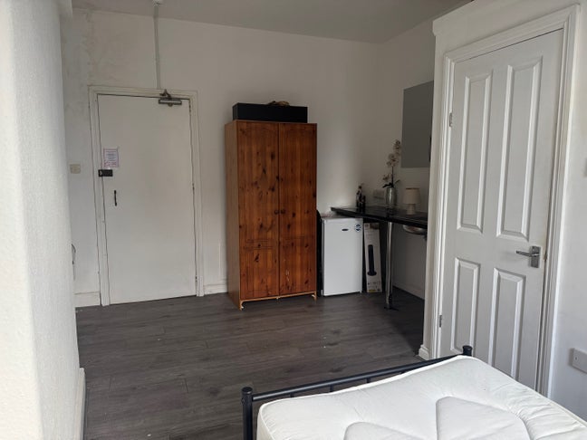 Studios - All Bills Included - By Train Station Main Photo