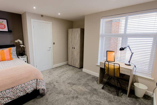 Beautiful Ensuite - Two-Bed  Flat-Share CALAIS RD Main Photo