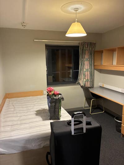 Lakeside Halls of residence room Main Photo
