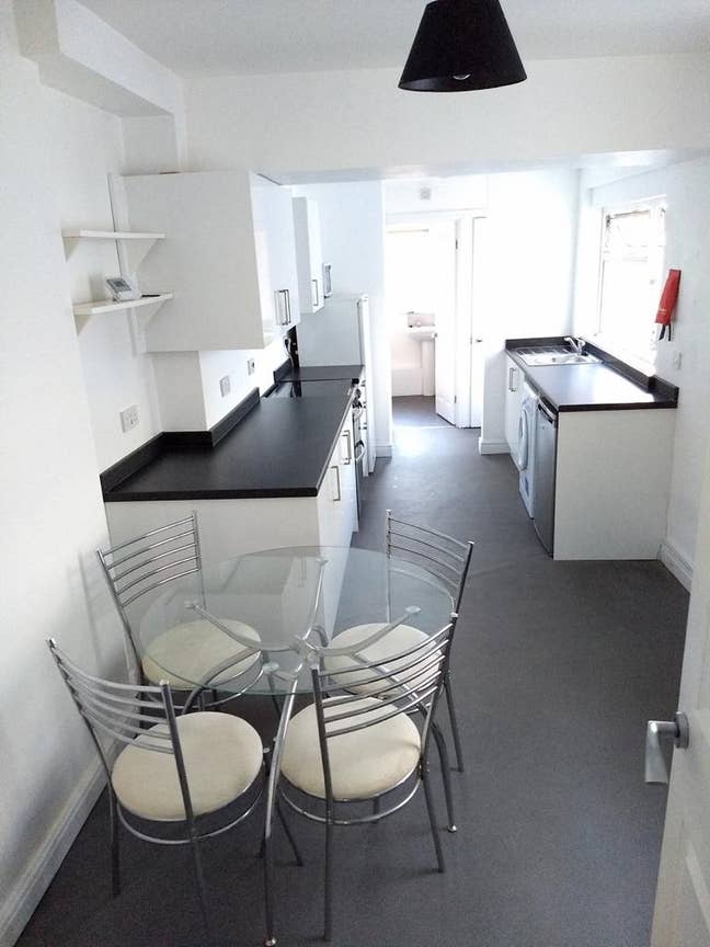 Spacious double room - clean and friendly house Main Photo