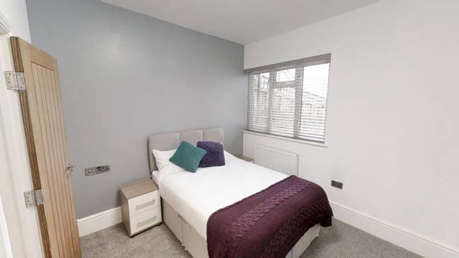 Contemporary Ensuite with Huge Social Space Main Photo