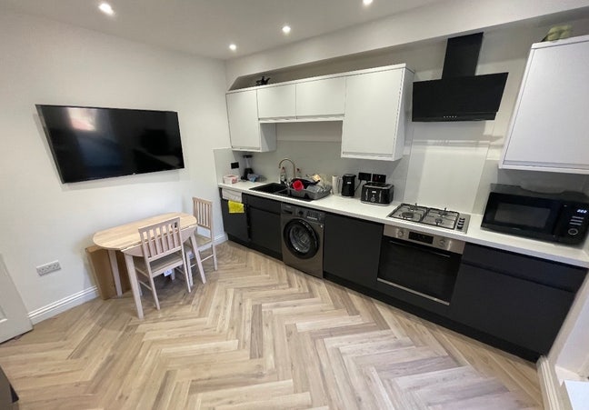 Renovated Double Room Close to the Hospital! Main Photo