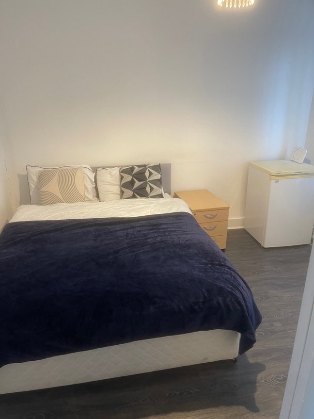 Lovely double bedroom with double bed & wardrobe  Main Photo