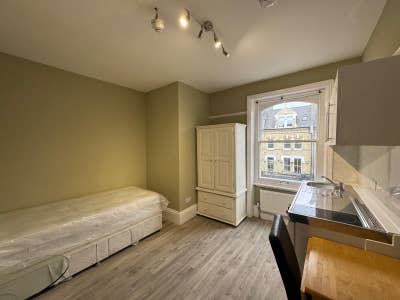 Single bedsit available in West Kensington Main Photo