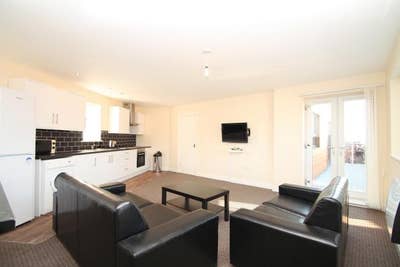 2 bed Flat, near transport,MRI, Amenaties city etc Main Photo