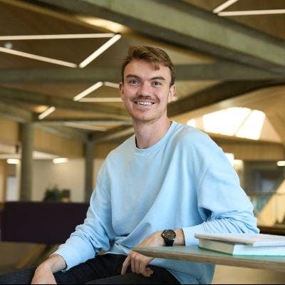 Professional Male seeks a single or double room Main Photo