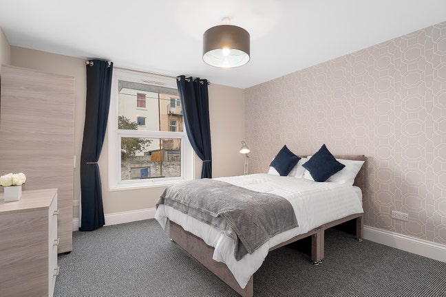 Clean & Spacious Room - Central 🌟 Main Photo