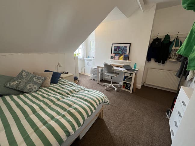 Double room in spacious flat on 2 floors 2 bthrms Main Photo