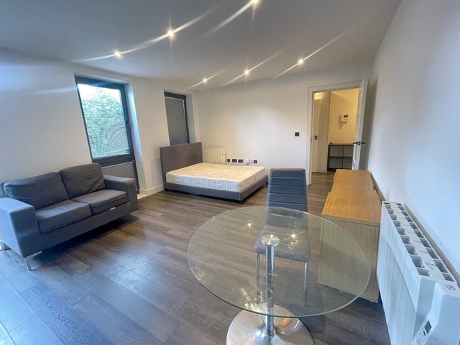 Large modern studio in Golders Green Main Photo