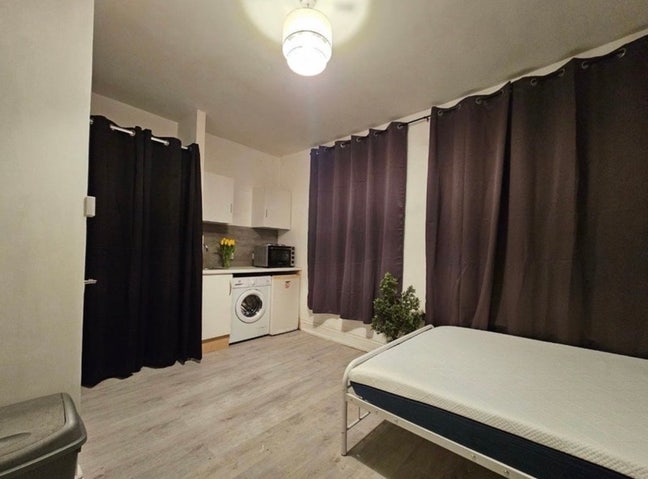 Fully furnish studio 2mins walk to Leyton station Main Photo