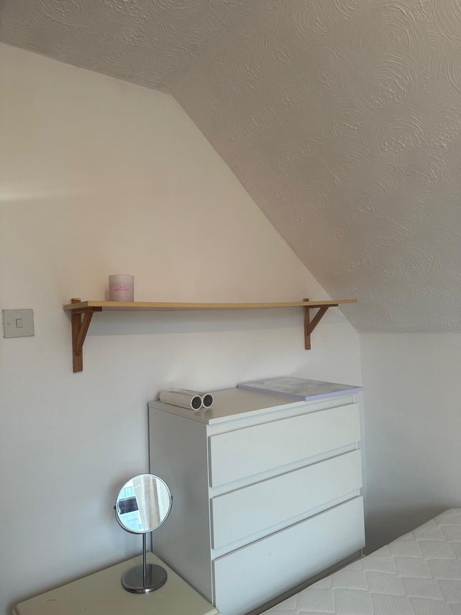 Upstairs room in lovely area  Main Photo