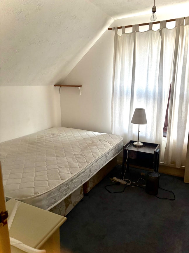 Upstairs room in lovely area  Main Photo