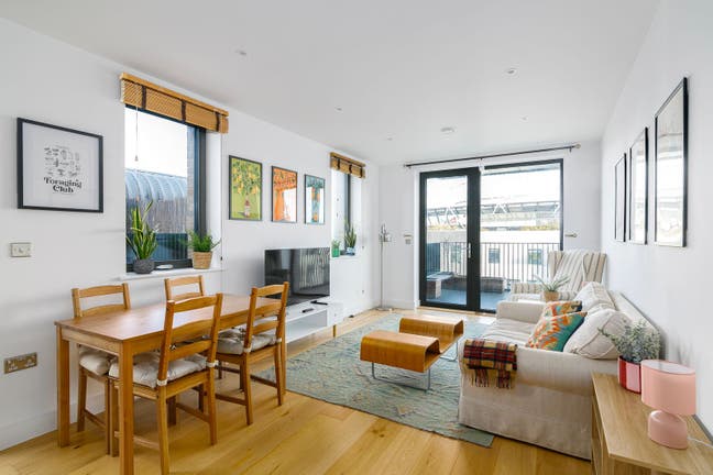 Bright 2 Bed 2 Bath Flat - Canal Facing Balconies Main Photo