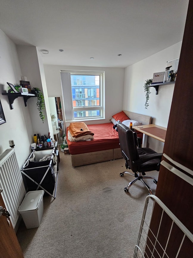 Canary Wharf Double Room | Bills included  Main Photo