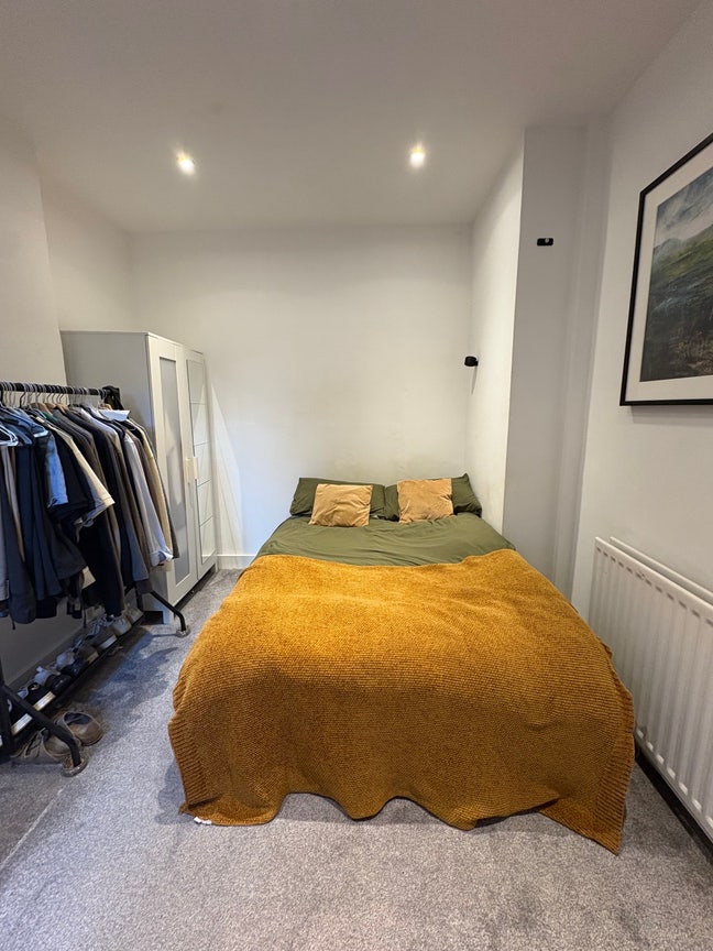 Double Room in spacious 2 bed flat Main Photo