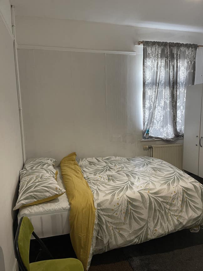 Ensuite room ideal for a single person only Main Photo