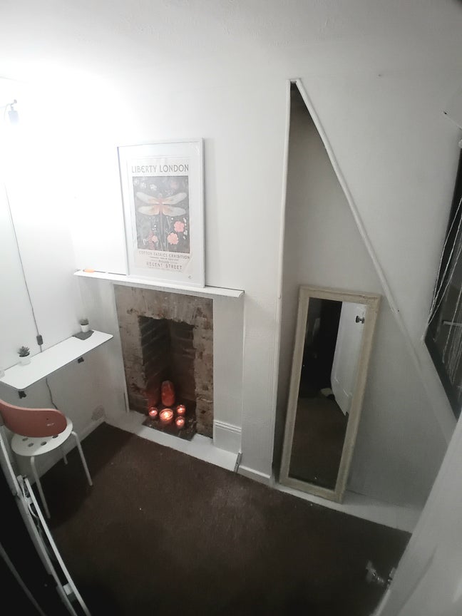 Professionals, students, workers, tourists wanted. Main Photo