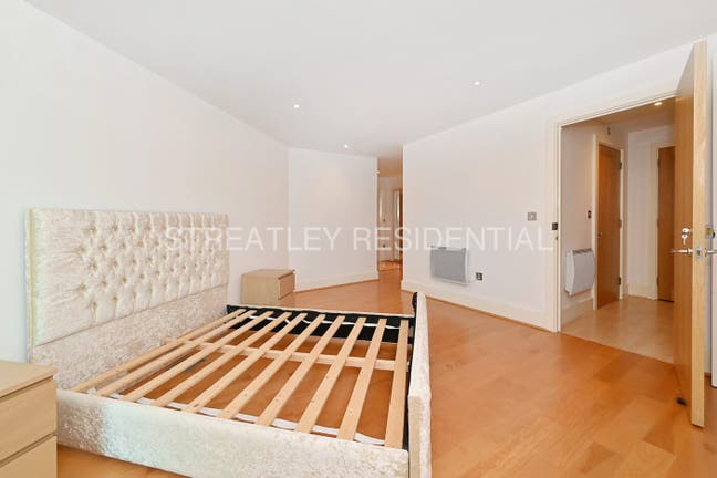 Spacious En-Suite Room with River View – 1 Min fro Main Photo