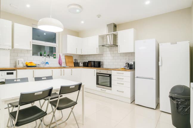 Double room with a private bathroom in Leytonstone Main Photo