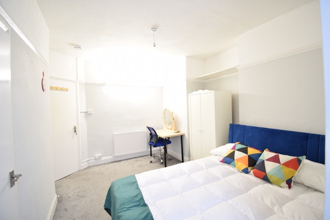 Modern double / 1 min walk to Central Line!  Main Photo