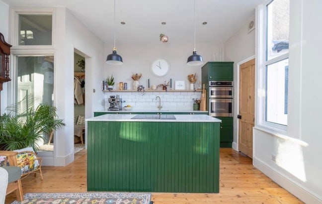 Beautiful king room in lovely house  Main Photo