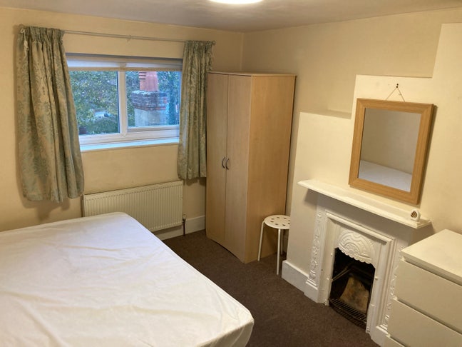 Room near Aldershot ctr/station Highly Rated! Main Photo