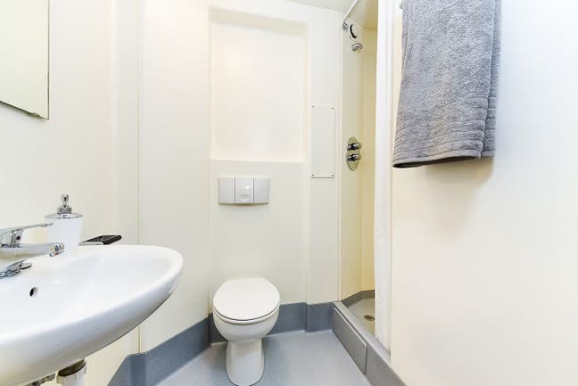 Ensuite bronze tenancy takeover from January Main Photo