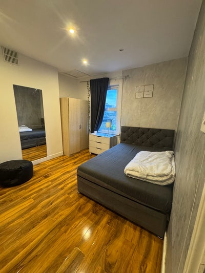 Spacious double Room - Great location!  Main Photo