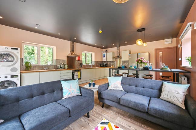 3 Large bedroom in luxury HMO 5 min from UHW! Main Photo