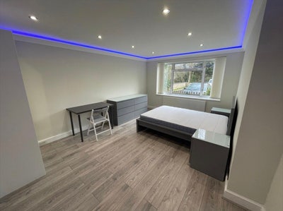 Luxury Refurbished King Room – Bills Included Main Photo