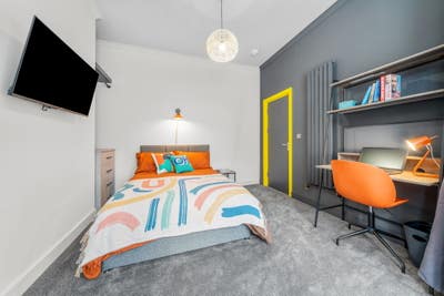 Walk to Uni & Beach 🏡 | Bills Inc |  Group of 5!  Main Photo