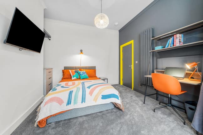 Walk to Uni & Beach! | Bills Inc | Group of 5 !  Main Photo