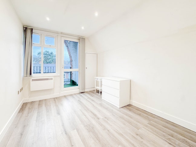 A gorgeous 2 bedroom property is is offered for re Main Photo