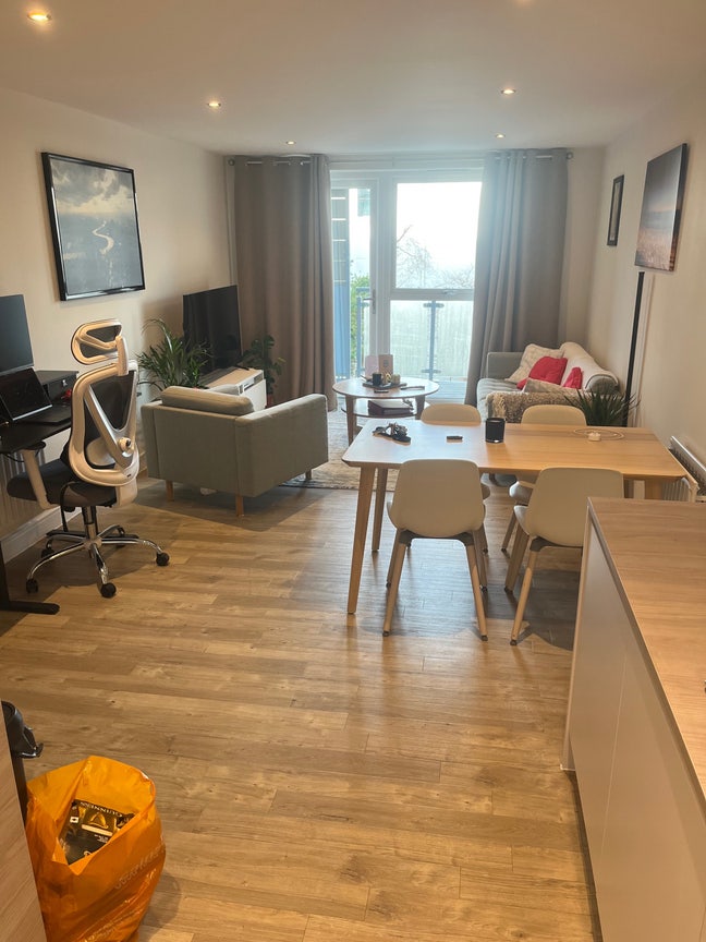 Large Modern Double Room- 5 min walk from Station Main Photo