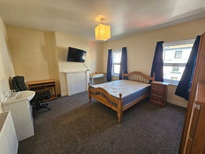 Large Doube Bedroom in Eastbourne Town Centre Main Photo