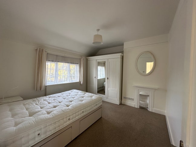 2 room available, bills & cleaner included Main Photo