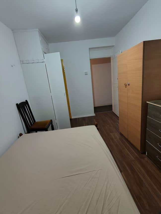 Nice Room in Mile End**Half Month Deposit Only! Main Photo