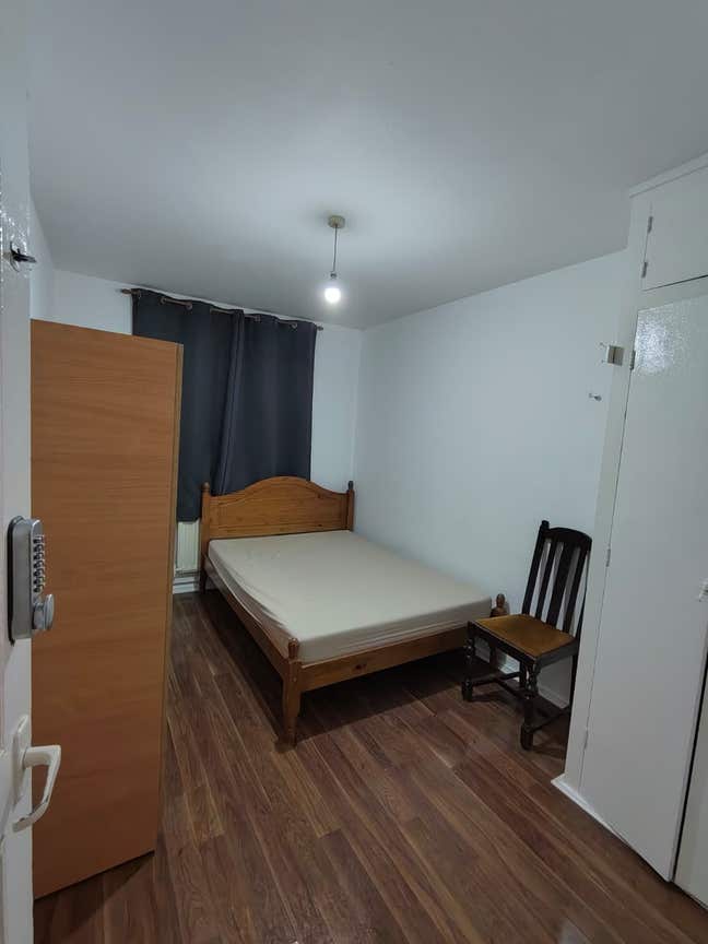 Nice Room in Mile End**Half Month Deposit Only! Main Photo