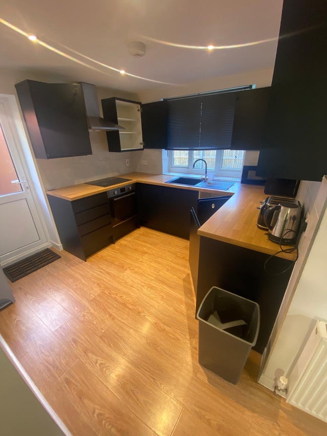 Large en-suite available ASAP Main Photo