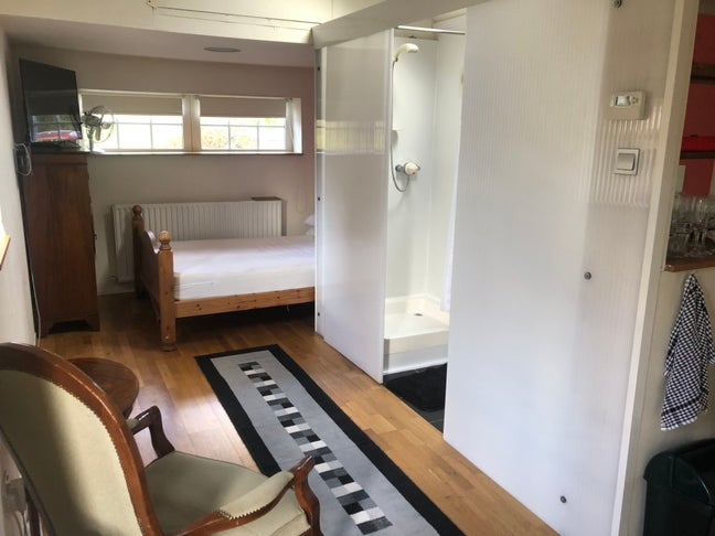 Self contained bedsit Main Photo