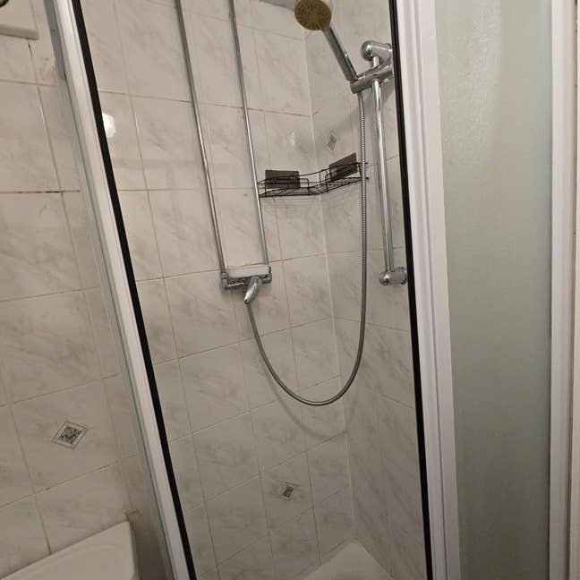 Large Double room near airport, includes bills Main Photo
