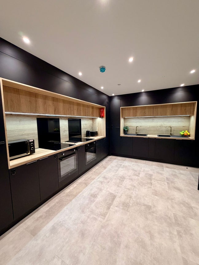 Stunning High-End Rooms in a Prime Location  Main Photo