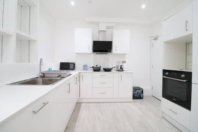 Stop Scrolling! Your Dream Flat Share Awaits!  Main Photo