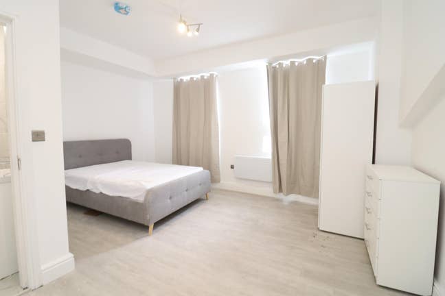 Stop Scrolling! Your Dream Flat Share Awaits!  Main Photo