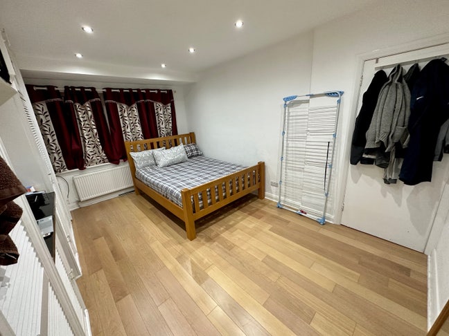 *** URGENT *** Double Room available Main Photo