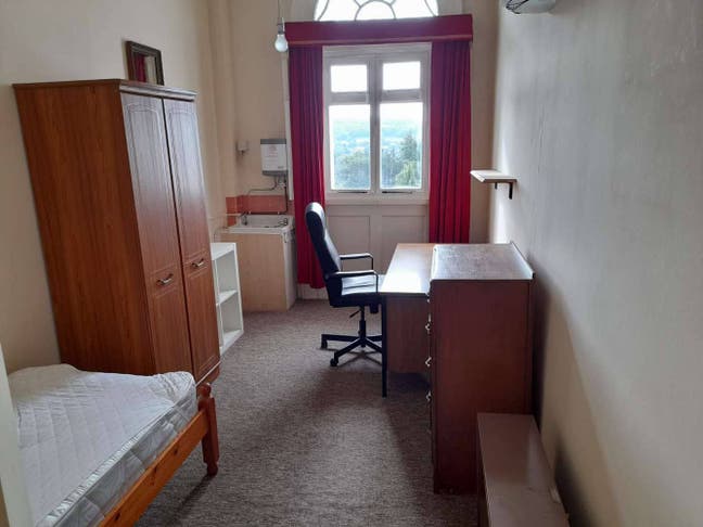 Looking for 1 more housemate in a 5-bed student Main Photo