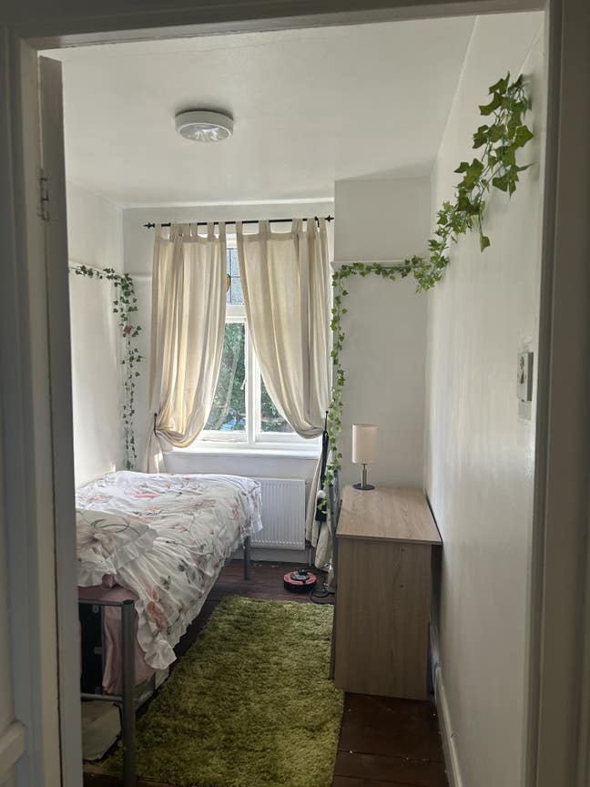 Small room to let  Main Photo