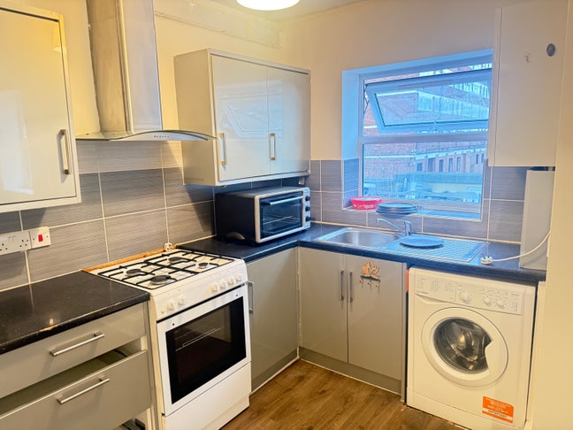 Newly renovated 1 bedroom flat in South Woodford Main Photo